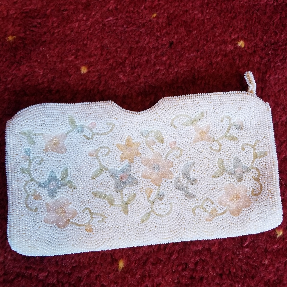 White glass beaded flower clutch